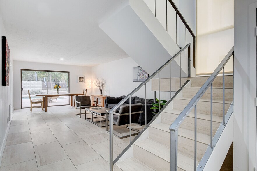 Building Photo - 945 Vegas Valley Dr