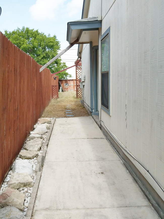 Side Entrance Pathway to Front Door and Backyard - 2527 Corian Glen Dr