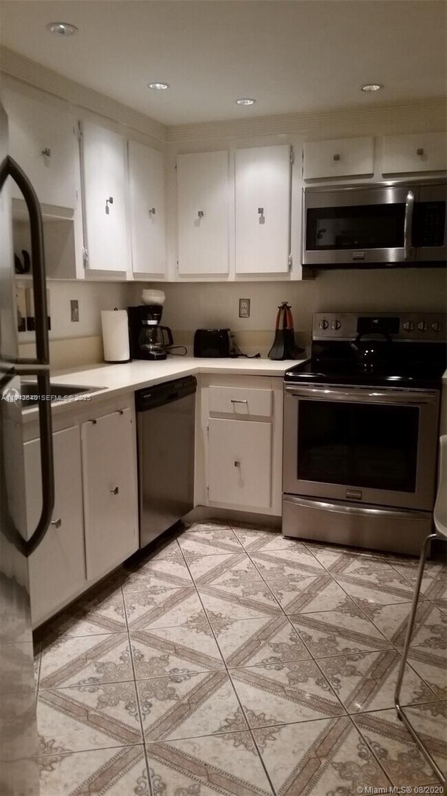 Building Photo - 3725 S Ocean Dr