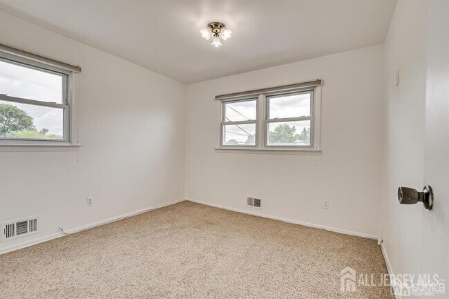 Building Photo - 559 Wood Ave