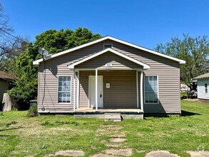 Building Photo - 3 Bedroom 1 Bath – For Rent!