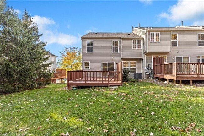 Building Photo - 700 Bush Dr