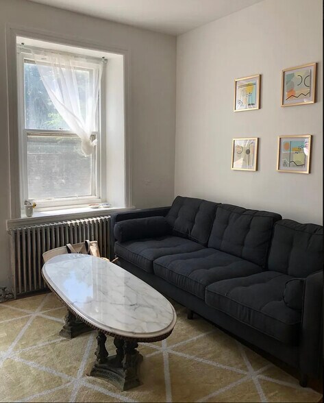 Primary Photo - 160 Roxborough Ave