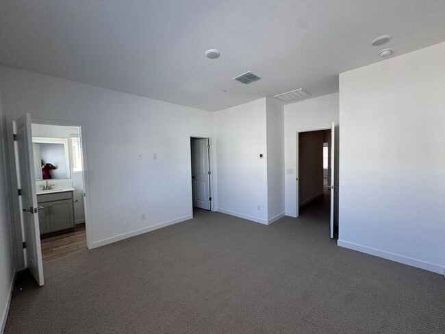 Building Photo - Stunning New 3Beds/2.5Bath Townhome in Pho...