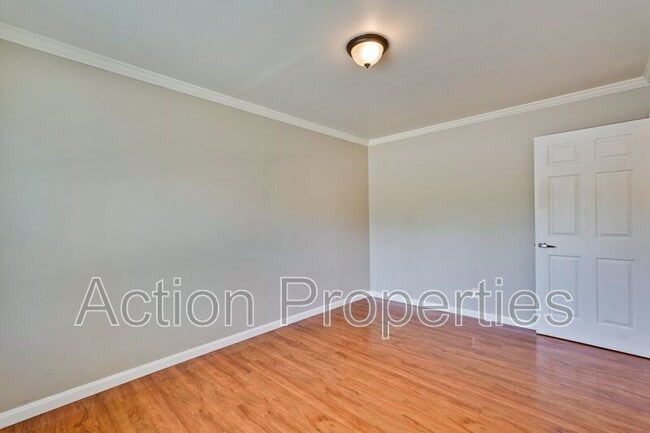 Building Photo - 489 Rollins Rd