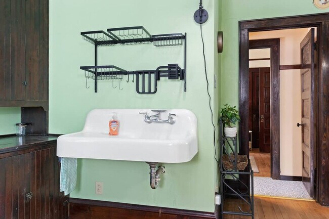 Building Photo - 100 W Main St