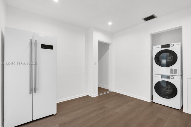 Building Photo - 4701 SW 104th Ct