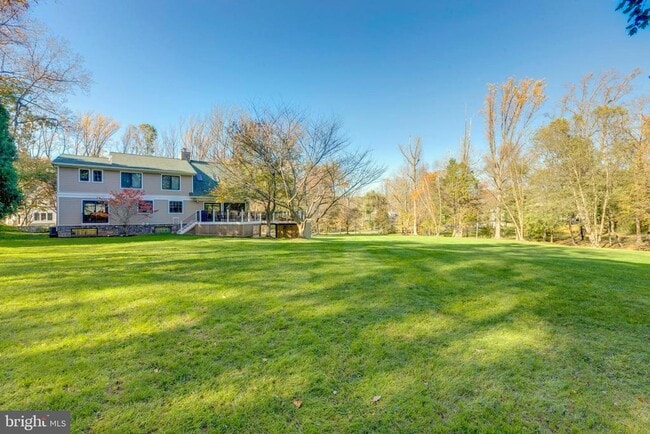 Building Photo - 1057 Vista Dr