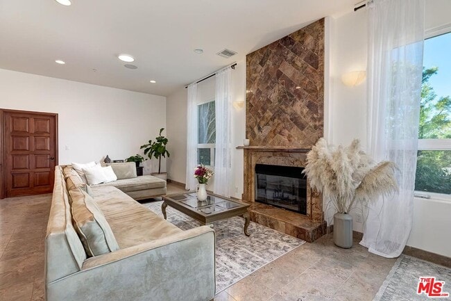Building Photo - 10827 Pacific View Dr
