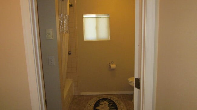 Building Photo - Lovely Fully Furnished 2 bed, 1 bath home