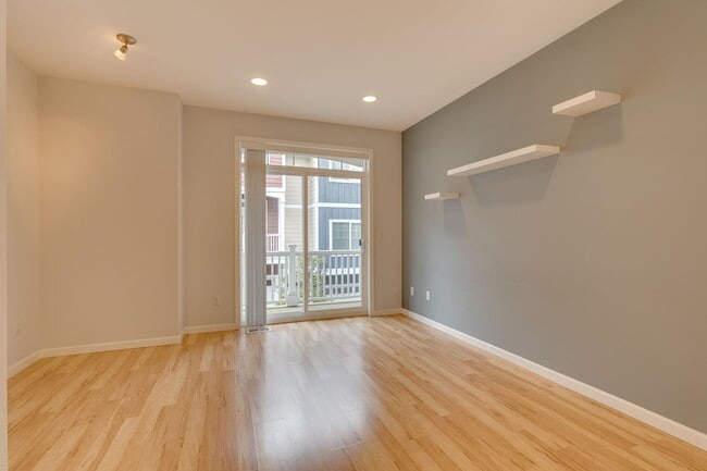Building Photo - Luxury Mountlake Terrace Townhome with Garage