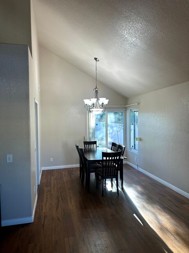 Building Photo - Move in Ready 3bed/3bath, beautiful backyard