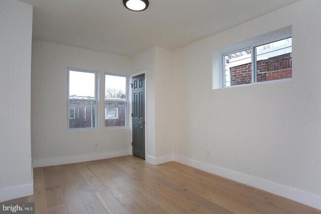 Building Photo - 5844 Fernwood St