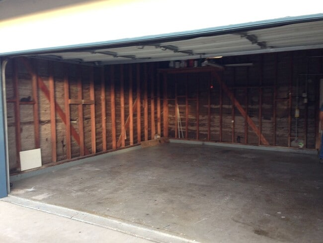Building Photo - 870 Pearl Dr