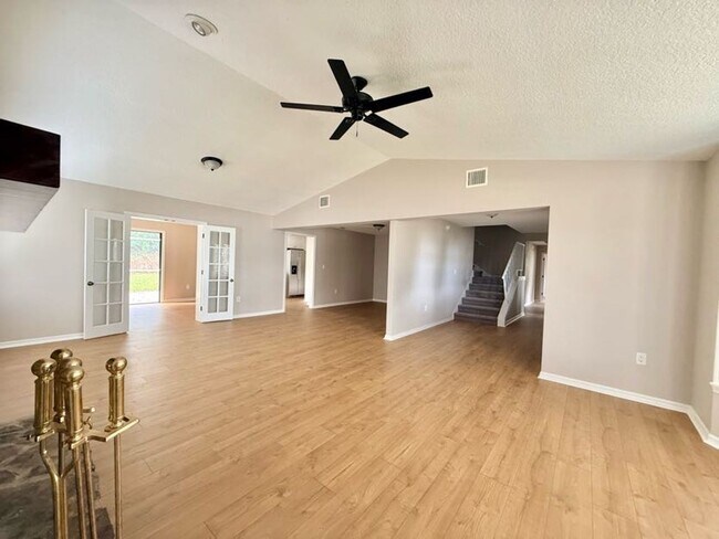 Building Photo - Large and Stunning 2700sqft Newly Renovated 3BR 3BTH!