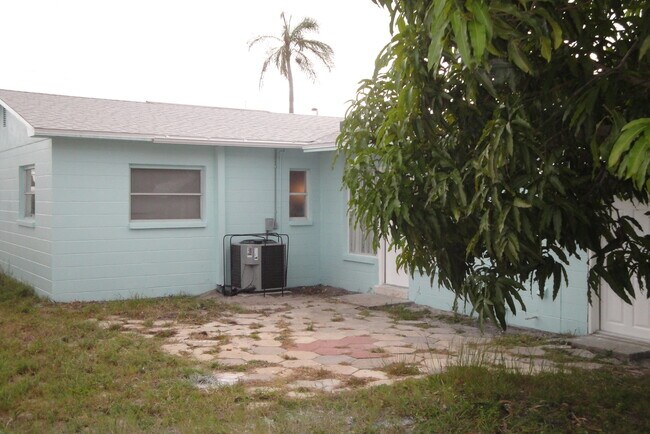 Building Photo - Three Bedroom One Bathroom House near Gulfport area.