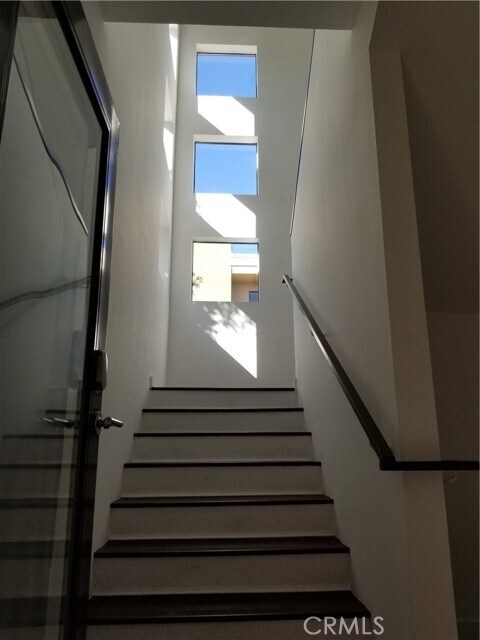 Building Photo - 850 E Palm Canyon Dr