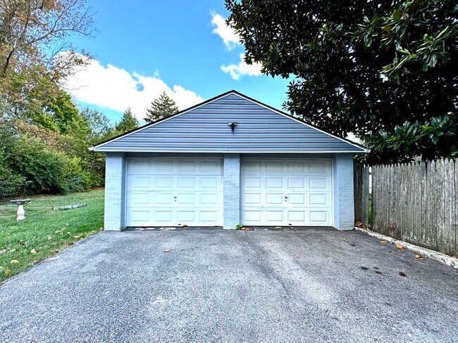 Building Photo - 564 Claymont Dr