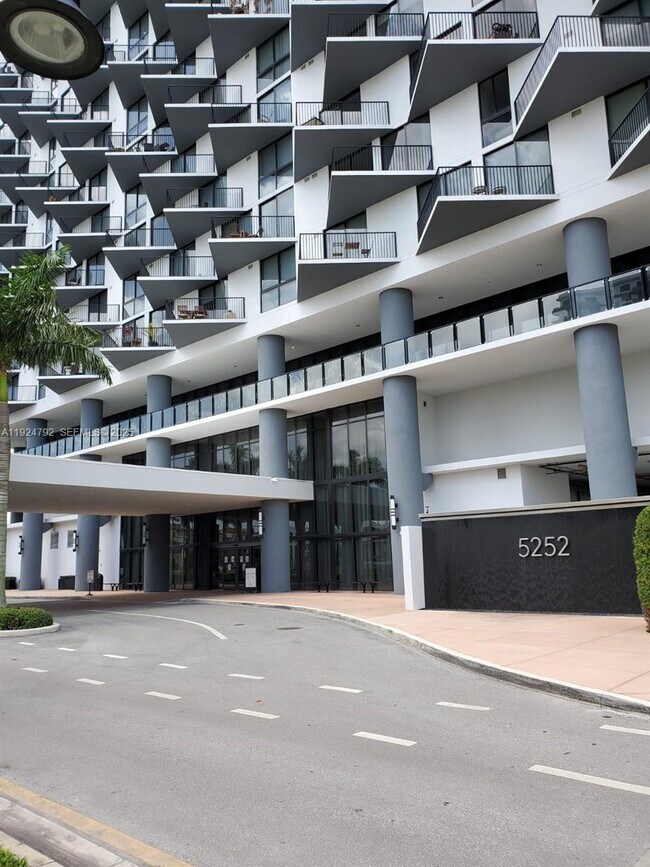 Building Photo - 5252 NW 85th Ave