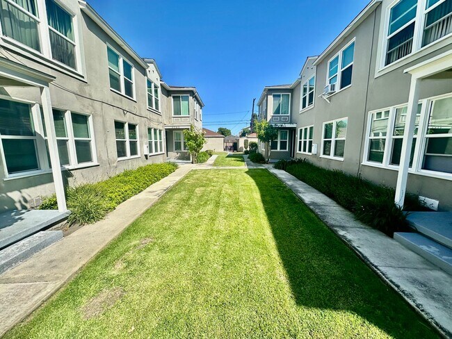 Building Photo - 4546 N Banner Dr