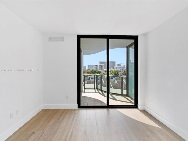 Building Photo - 9901 W Bay Harbor Dr
