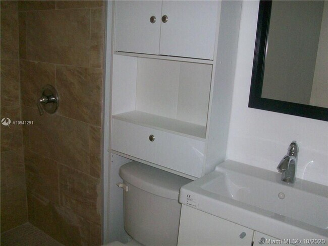 Building Photo - 115 Royal Park Dr