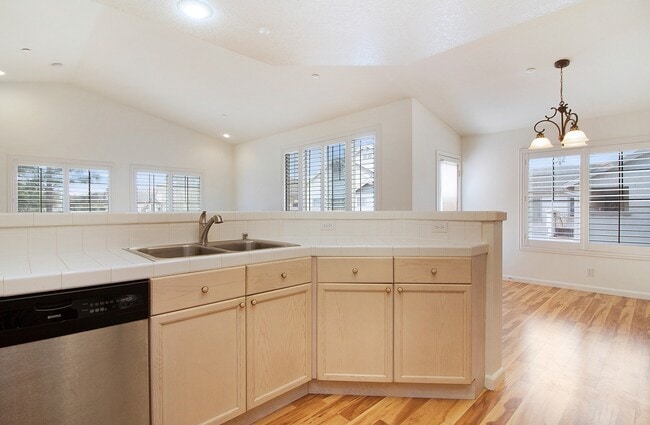 Building Photo - Spacious Townhome | Desirable Orange Location