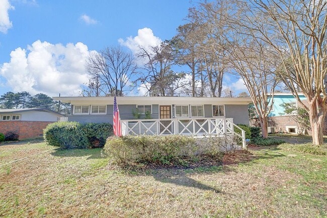 Building Photo - 204 Woodside Dr