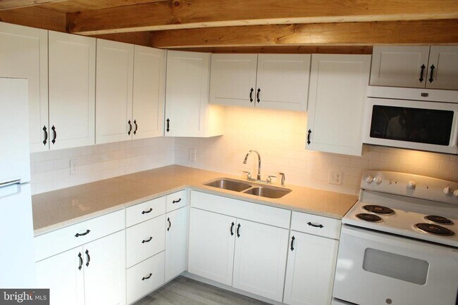 Building Photo - 739 S Main St