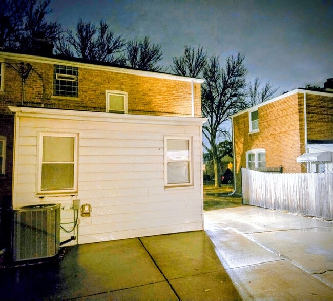 Building Photo - 3803 N Pacific Ave