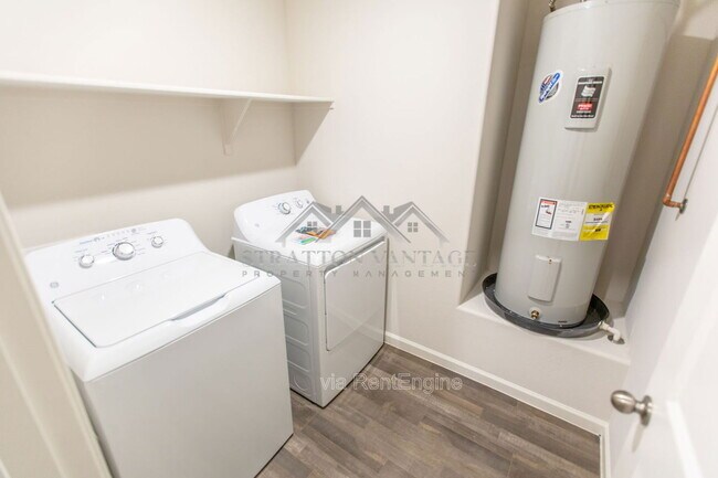 Building Photo - 3510 Mateo Dr