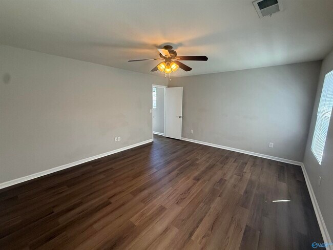 Building Photo - 208 Whitestone Dr NE