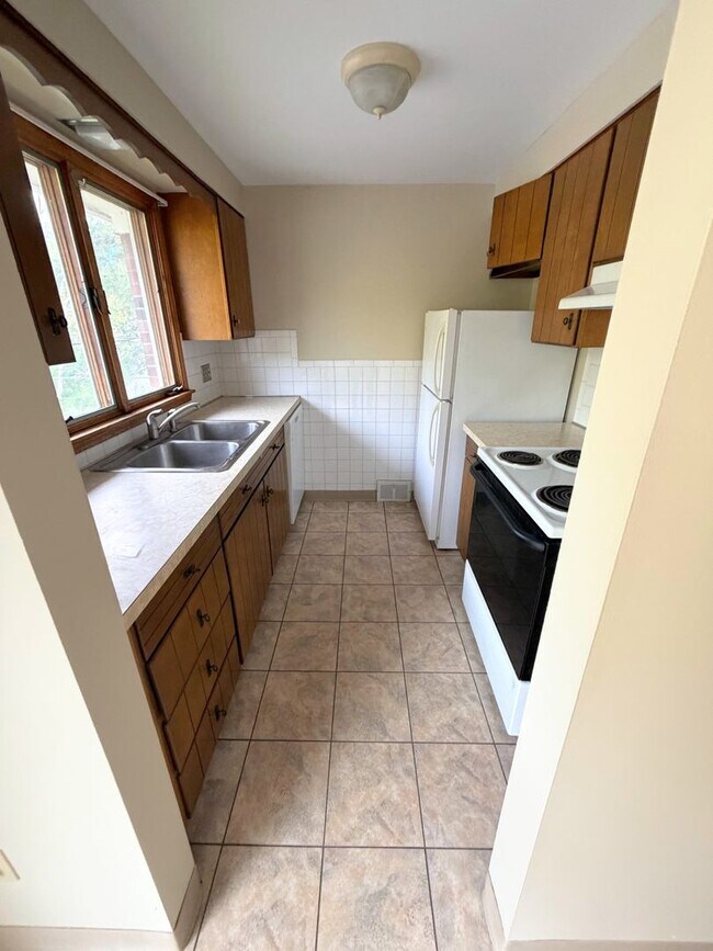 Building Photo - 45 Oakridge Dr