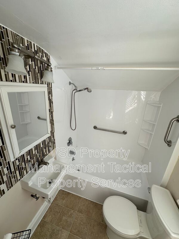 Building Photo - 1780 S Green Rd