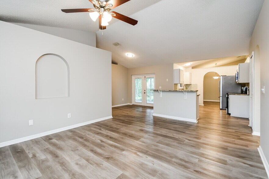 Building Photo - 223 Bent Oak Loop