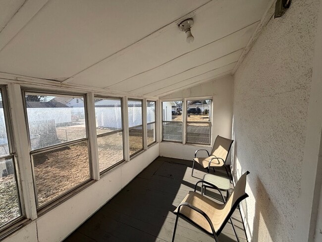 Building Photo - Updated 2-Bedroom Home on the West End of Council Bluffs