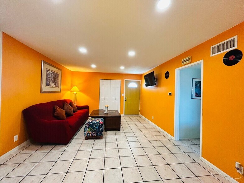 Building Photo - 8871 Belmont St