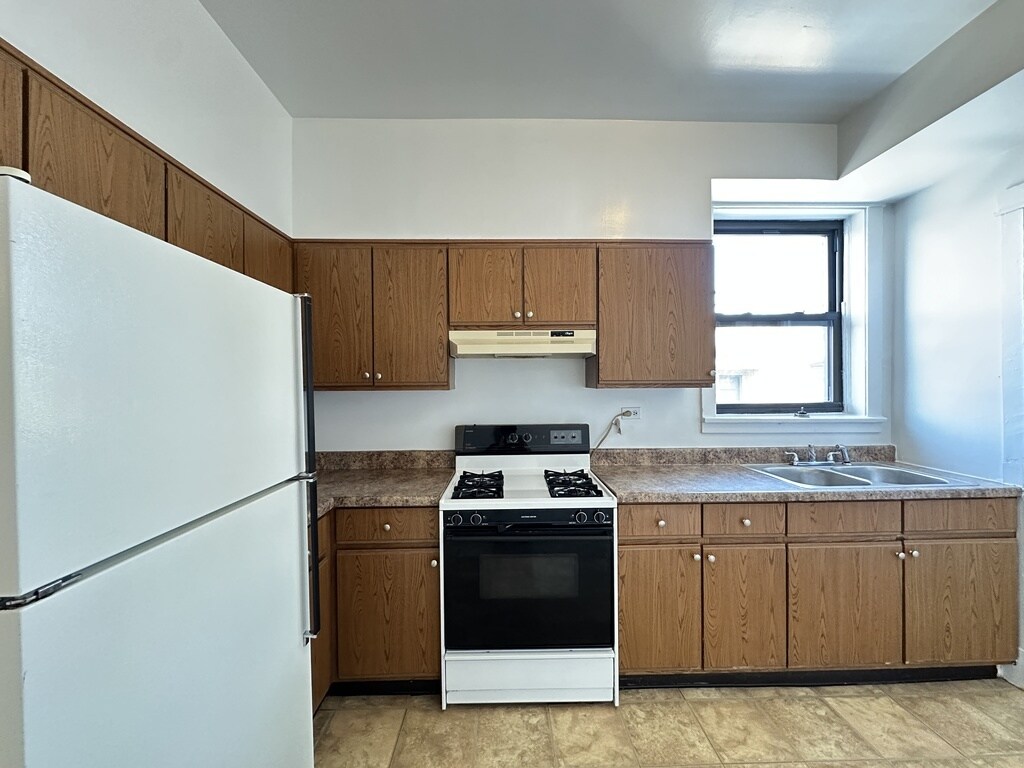 Building Photo - 2647 N Sawyer Ave