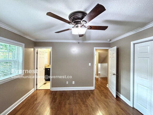 Building Photo - 6821 Knollcrest Dr