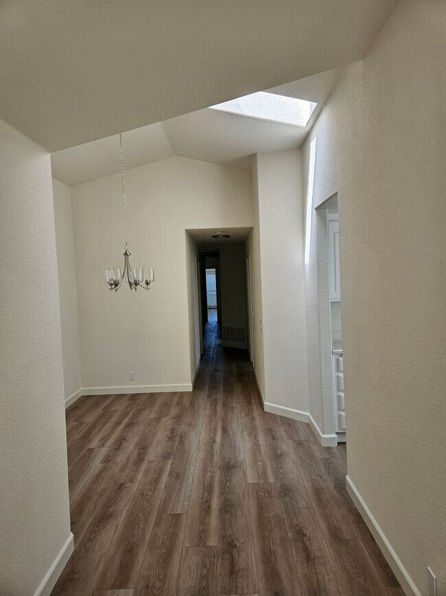 Building Photo - Light, bright and spacious 3 bedroom Coronado condo with garage!