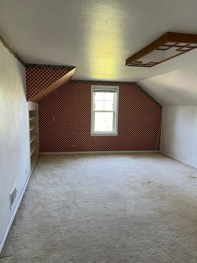 Building Photo - Charming 5 Bed, 2 bath home in the heart of Rexburg with detached 3 CAR GARAGE!!!!