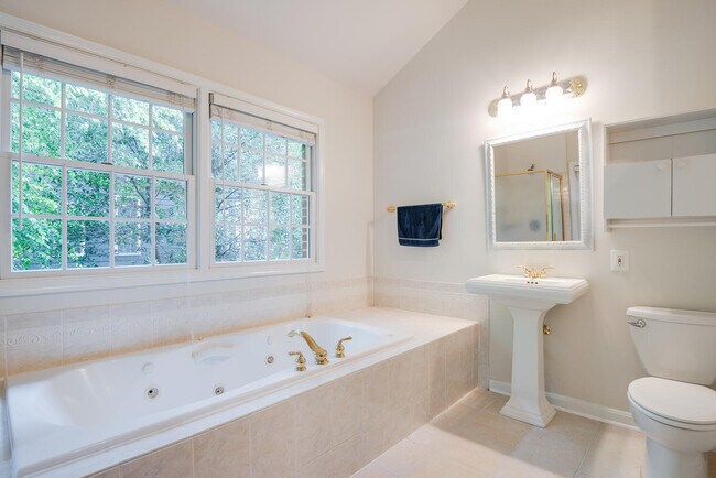 Building Photo - 6351 Lakewood Dr