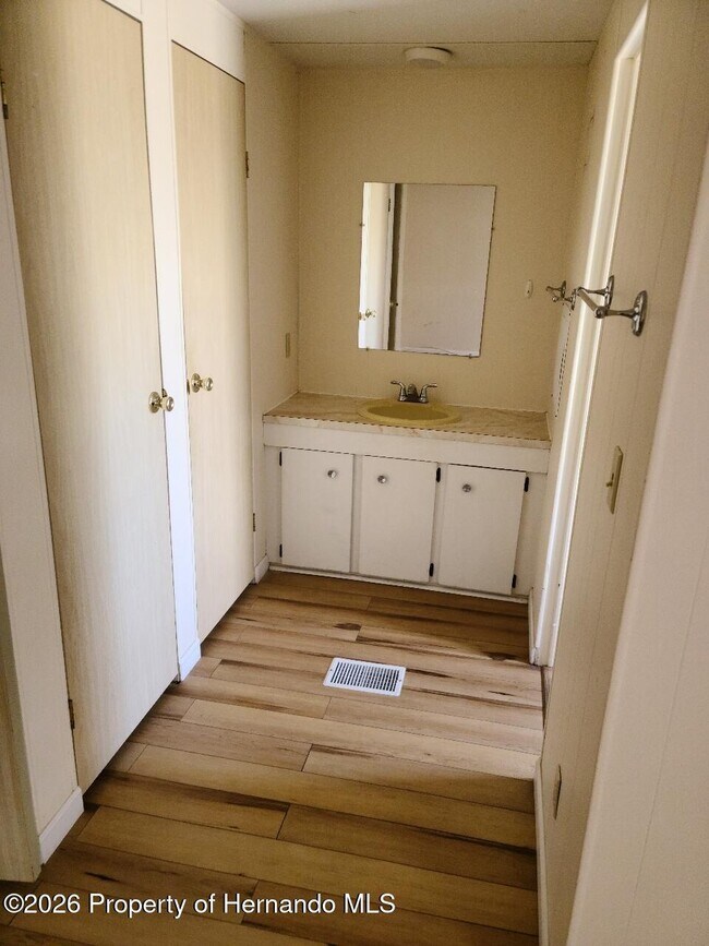 Building Photo - 15466 Brookridge Blvd