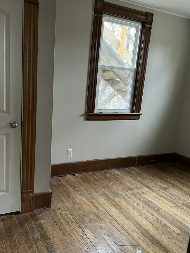 Building Photo - 405 E Porter St