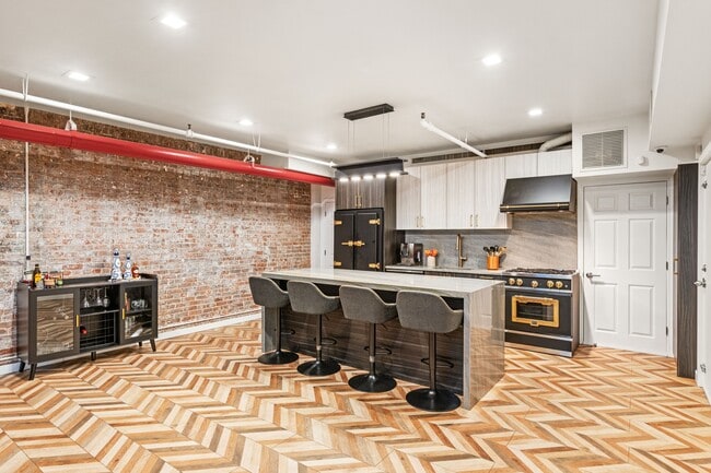 Building Photo - 104 Thompson St