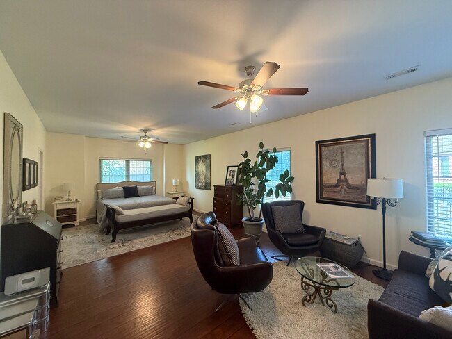 Building Photo - 300 SW Bordeaux Ct