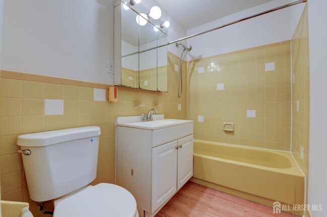 Building Photo - 6 College Dr