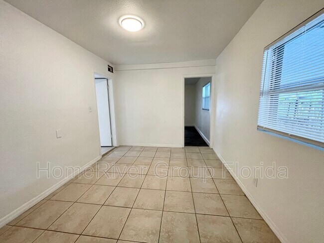 Building Photo - 2211 W Woodlawn Ave