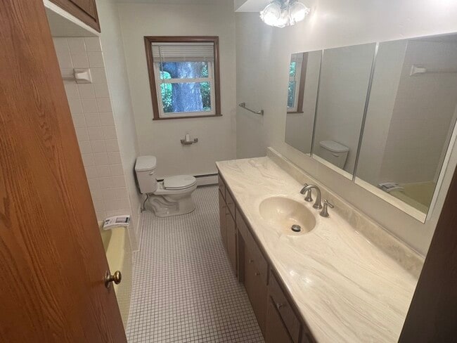 Building Photo - 1643 Stanbridge Ave