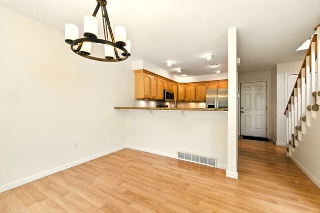 Building Photo - Gorgeous 3 Bed 2.5 Bath Townhome in Little...